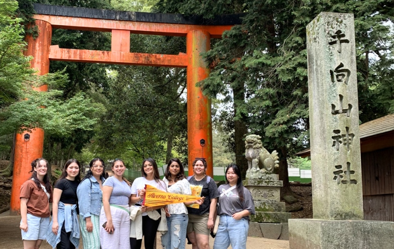 Group of Alverno students at Great Buddha Hall