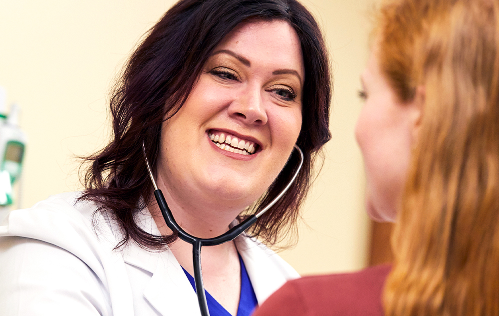 An Alverno DNP student works with a patient